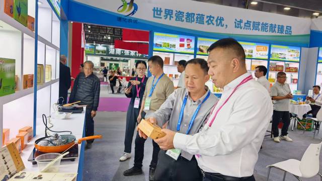 采购商在展区了解德化的产品 采购商在展区了解德化的产品