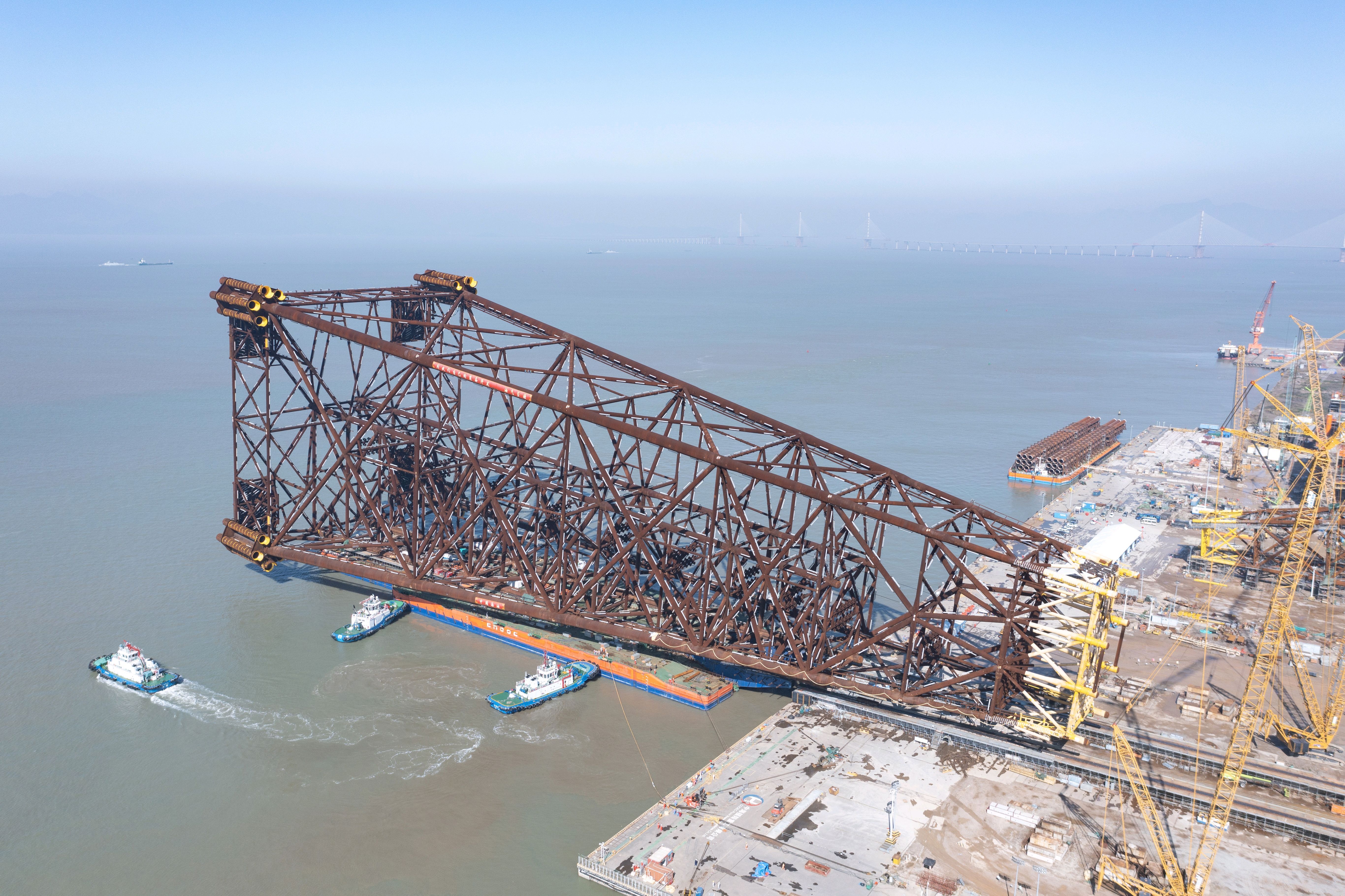 “海基二号” 在中海福陆建造场地完成总装出海，刷新亚洲第一深水导管架纪录。