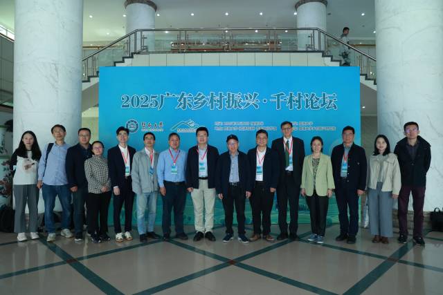 活动后，嘉宾合影留念。