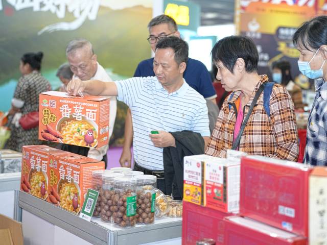 在大湾区农交会C15、C16展位，云城番薯等“云城好物”吸引不少采购商与消费者。