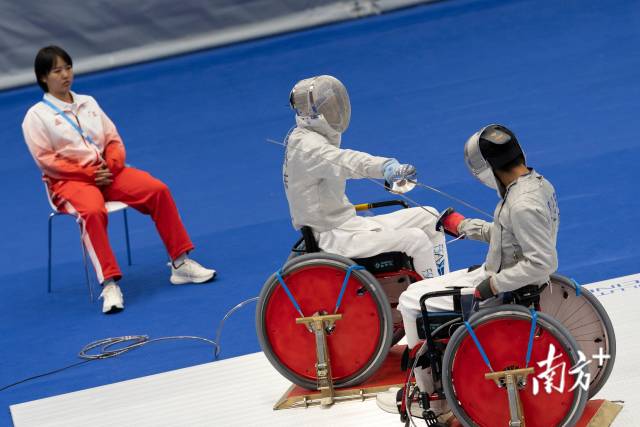 第四个比赛日,广东选手黄晋冬(中)在男子佩剑C级个人金牌赛险胜广东队友罗兴东,成功夺金。
