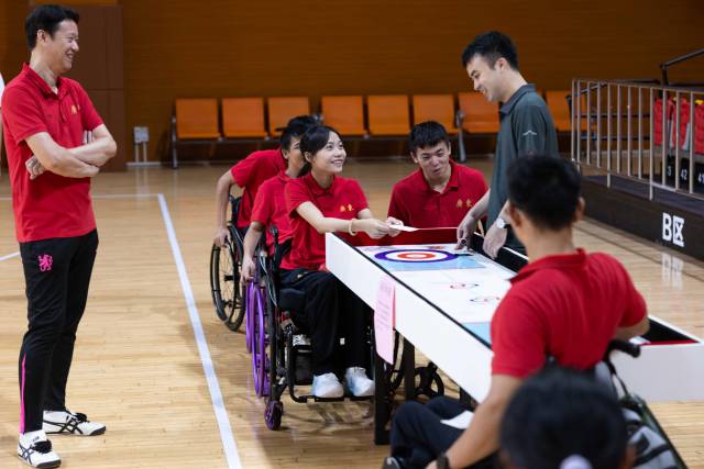 在广州市残疾人体育运动中心的中秋联欢会上,队员们共同玩起了桌游。