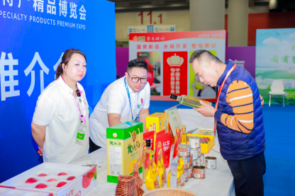 工作人员详解向市民朋友介绍蒲县产品