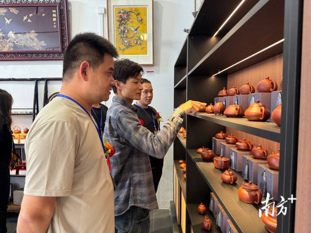 培训班成员考察惟滨壶艺中山工作室。