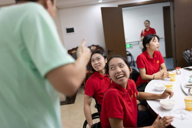 中秋夜团队聚餐中,助教张健忠的幽默发言让紧绷备战的队员们露出罕见的笑容,气氛顿时松弛了下来。