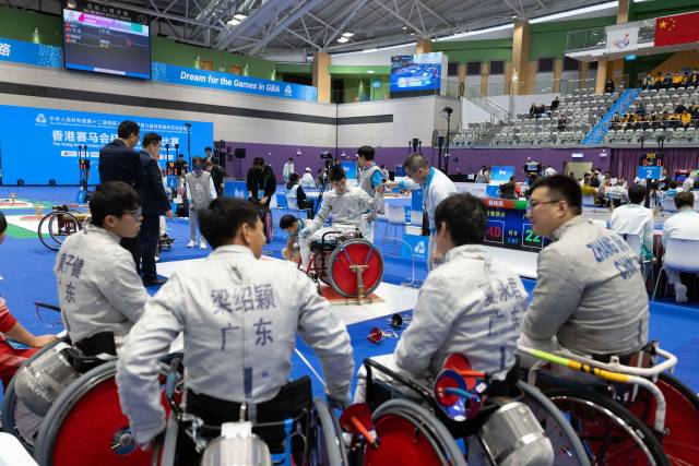 在男子佩剑团体失利后,最后下剑台的吴安迪(中)与队友们显得有些失落。