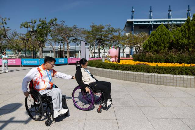 香港马鞍山体育馆外,梁绍颖帮顾文茜推轮椅。