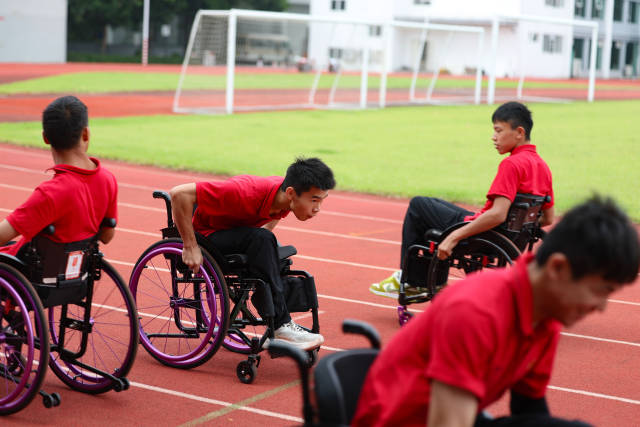 日常训练中,轮椅击剑队员们在体育场上以折返跑的方式锻炼体能。