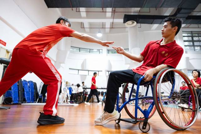 日常训练中,龙杰用手臂的走向指导吴安迪出剑位置。