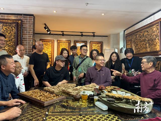 培训班成员考察陈培臣（右一）大师在中山市的木雕艺术研究中心。