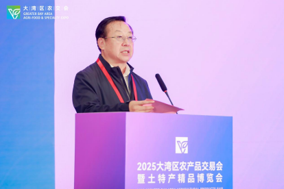 山西省乡村振兴研究会会长顾昭明在推介会上向在场的采购商和市民朋友做介绍