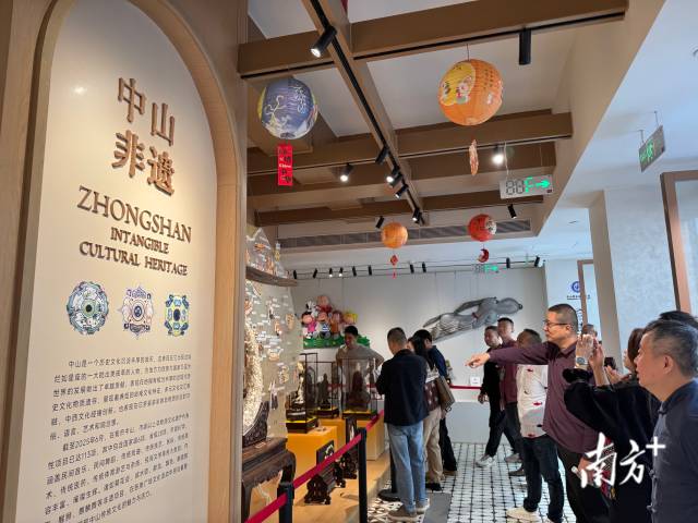 培训班成员考察中山非遗文创产品。