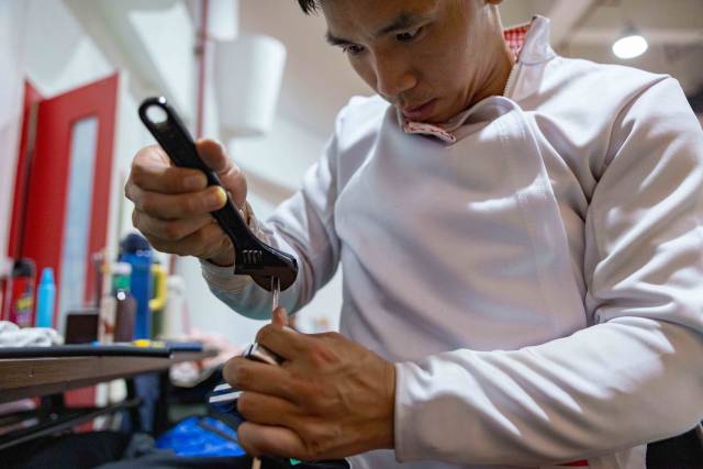 农民出身的梁绍颖动手能力强,经常担负起队内剑条维修的工作。