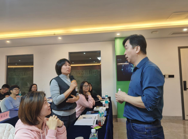 广东农创院院长、首席执行官曾准与学员互动学习。 广东农创院院长、首席执行官曾准与学员互动学习。