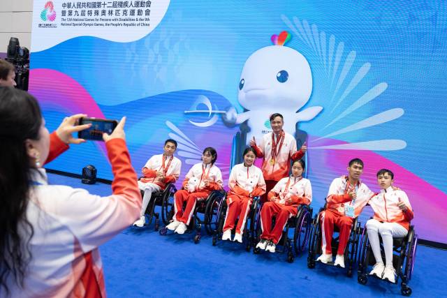 在第二个比赛日,广东包揽了男女子重剑C级个人赛的奖牌,合影时日常严肃的龙杰罕见露出笑容。