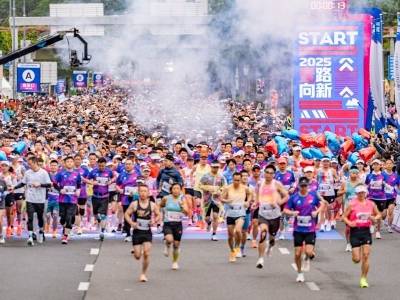 视频｜2万名跑者跑进“城市花园”，2025南山半马开赛