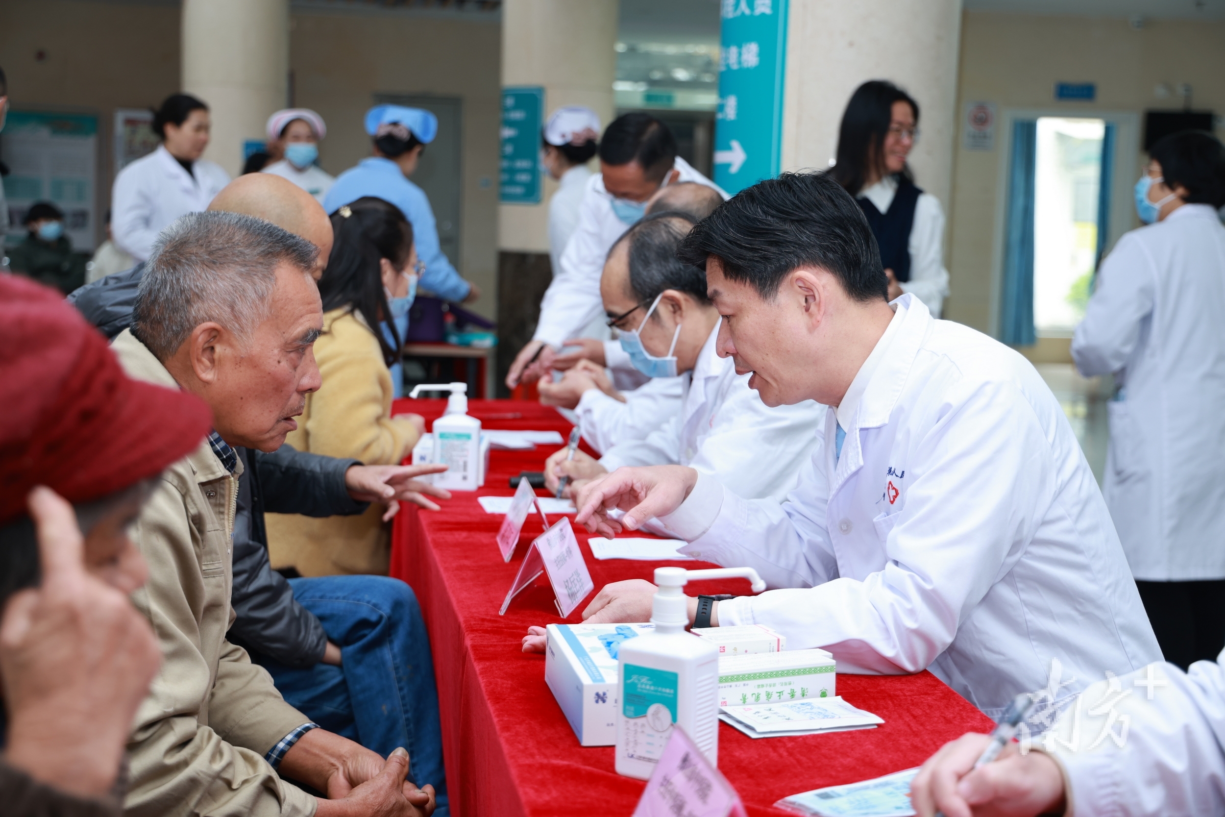佛山市中医院专家在白坭镇举行义诊活动。&nbsp; 白坭镇供图