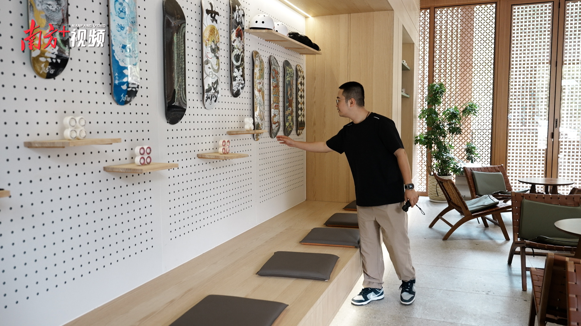 十三坝室内的滑板展示与休憩座椅