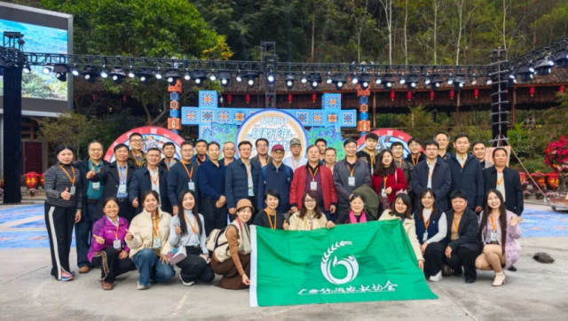 与会嘉宾参观歌娅思谷休闲农业示范点。