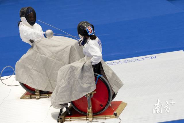 第二个比赛日,女子重剑C级个人金牌赛中上演“广东德比”,最终刘嘉慧(右)战胜队友严巧芸(左)夺金。