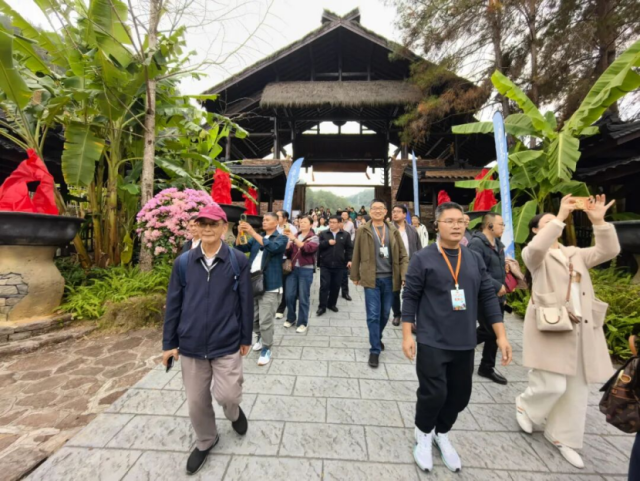 与会嘉宾参观瑶望天下乡村振兴示范区。