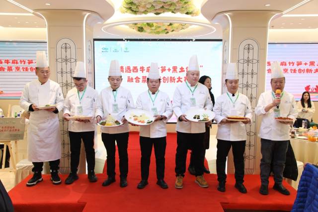 各位大厨逐一介绍赛品。 各位大厨逐一介绍赛品。