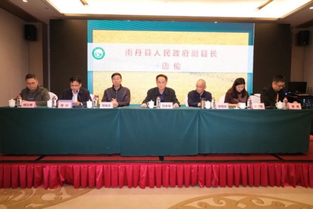 南丹县人民政府副县长唐伦致辞。