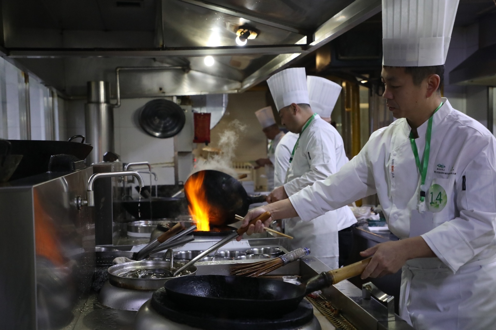 50名大厨用西牛麻竹笋与黑土优品“同题竞技”。