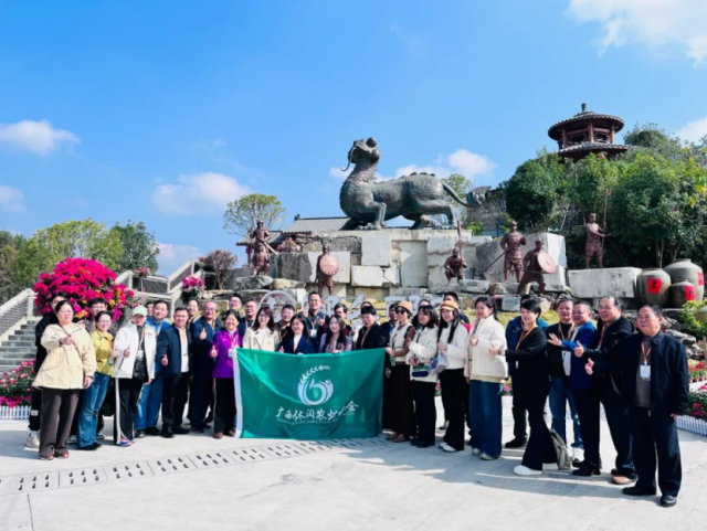 与会嘉宾参观郦久郦杰乡村振兴产业园。