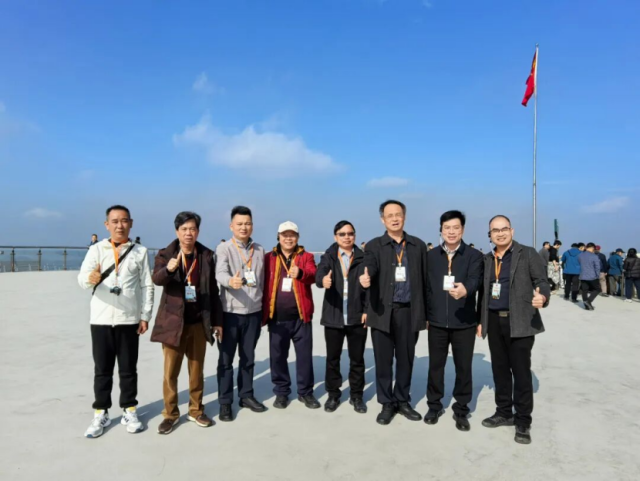 与会嘉宾参观云观天高山油茶产业示范区。