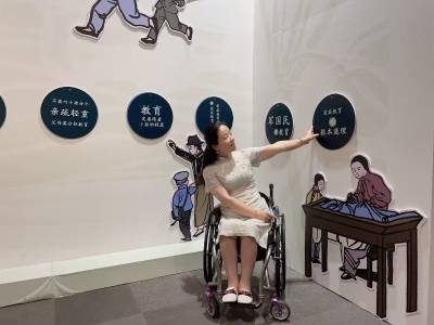 轮椅上的讲解员