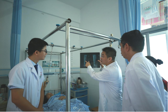 支医医生刘铮博士（中）向田阳区人民医院同事传授经验