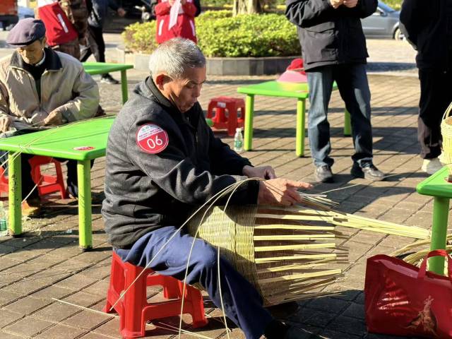 曾招全在编织箩筐 曾招全在编织箩筐