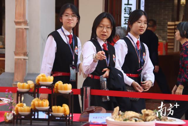 香港学生游客被粤菜作品吸引。 南方拍客 赵钰慧 供图