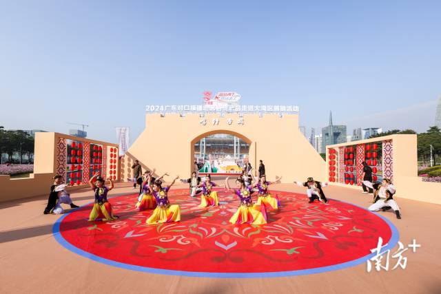 2024广东对口援疆地区名优产品走进大湾区展销活动将喀什古城“搬”到海心沙。