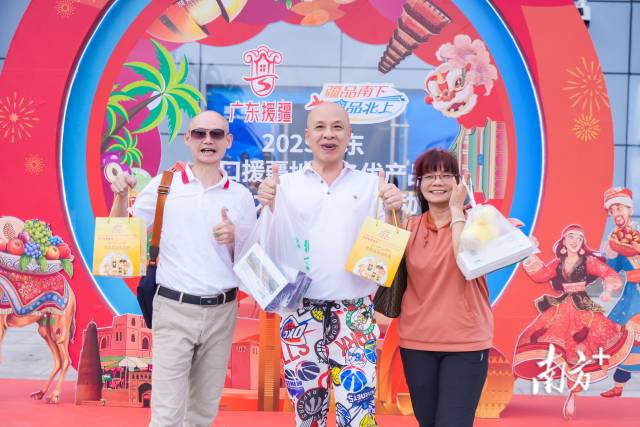 在2025广东对口援疆地区名优产品走进大湾区展销活动现场，市民满载而归。