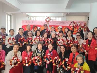 指尖传福迎元旦！黄花岗街居民巧手编织社区团圆味