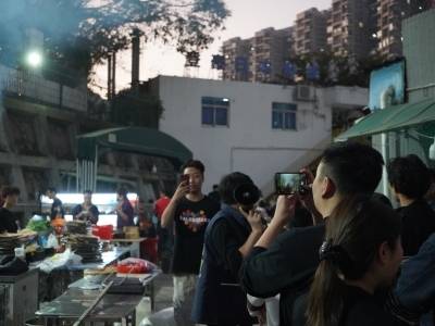 火出圈！深圳烤鸡少年的摊位，挤满了来捧场的人