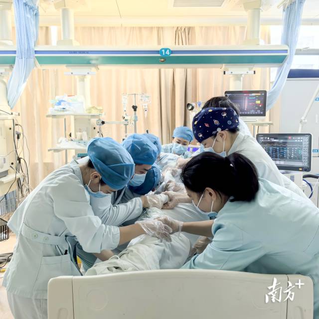 面对超重患者小李，每一次更换病床都需要近10人同时托起。 受访者供图