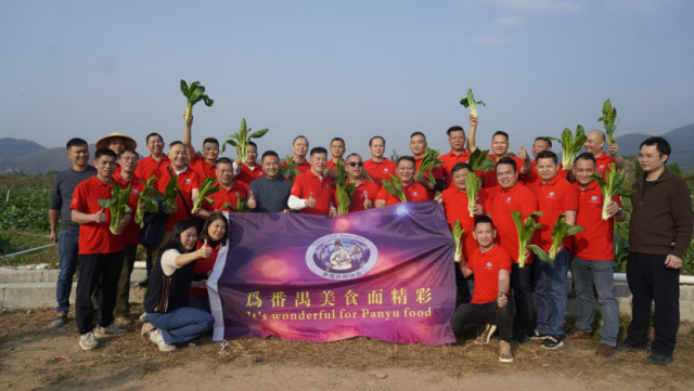 12月4日，采购商走进连州菜心产业示范基地。