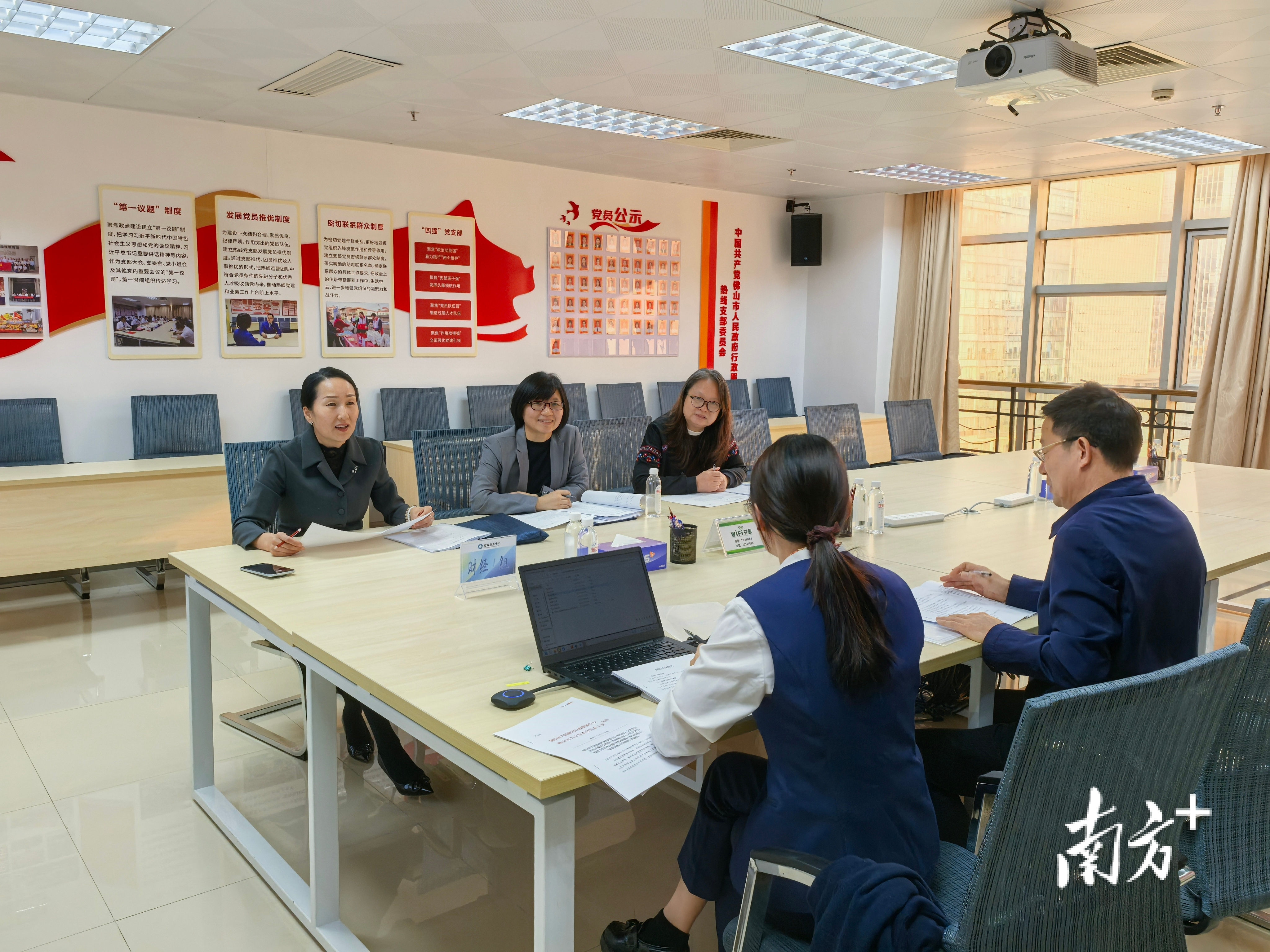 “社会监督员”分组评估监督典型案例。&nbsp; &nbsp;南方+ 刘明 摄