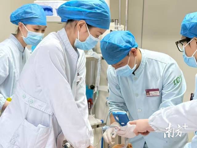 医护团队正在对患者展开救治。 受访者供图