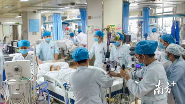 在汕大医虎扑体育ICU病房内，医护团队的日常是忙碌而有序。 受访者供图