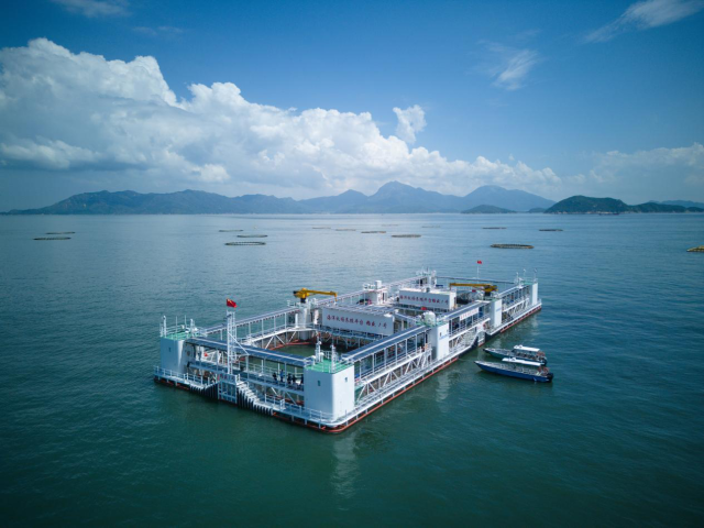 矗立在珠海万山群岛碧波之上的“格盛1号”深海养殖平台。