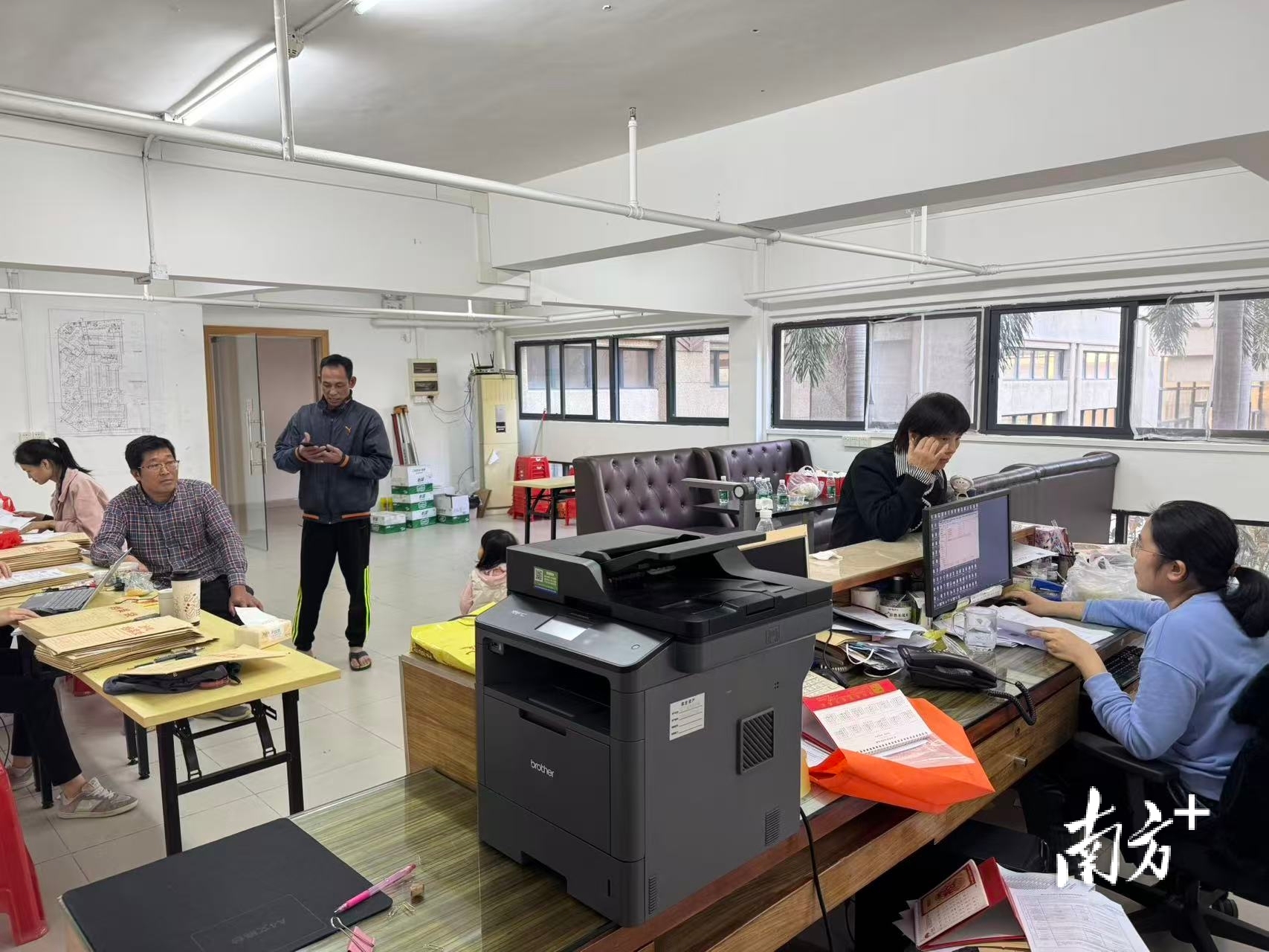 驻村工作组在售楼部设立“为民办证咨询窗口”,现场为业主办理答疑、材料预审等事务,让服务更贴心、更到位。 驻村工作组在售楼部设立“为民办证咨询窗口”,现场为业主办理答疑、材料预审等事务,让服务更贴心、更到位。