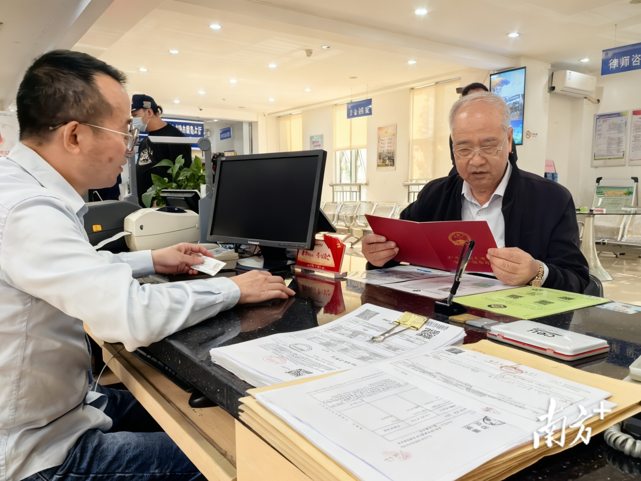 所有家庭均将在完成资料递交后,于近期陆续领取到属于自己的不动产权证书。 所有家庭均将在完成资料递交后,于近期陆续领取到属于自己的不动产权证书。