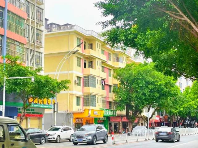 清远佛冈着力推进老旧小区改造，给外墙残破的楼房披上了“新衣裳”。（图源：佛冈发布）