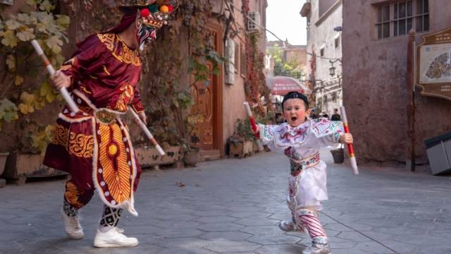 新疆“小巴郎”，迷上岭南英歌｜视界