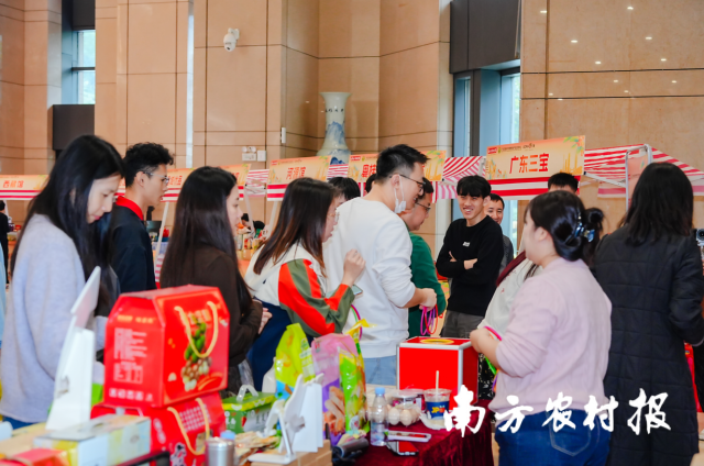 消费帮扶主题市集现场热闹互动。 消费帮扶主题市集现场热闹互动。