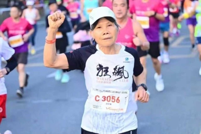 今日面孔｜从车祸卧床到跑马拉松，七旬奶奶改写人生轨迹